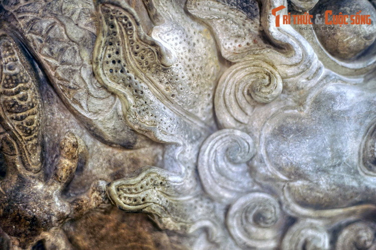 Tùy theo từng công trình, Si Vẫn lại được thể hiện dưới các hình thức khác nhau như đầu rồng đuôi cá, đầu rồng đuôi si… Dù là phiên bản nào, Si Vẫn vẫn mang ý nghĩa của một linh vật chống cháy nổ.