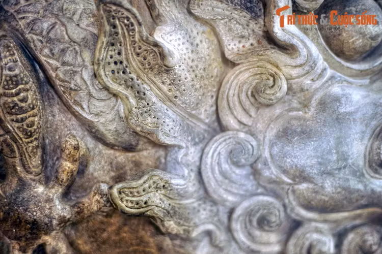 Tùy theo từng công trình, Si Vẫn lại được thể hiện dưới các hình thức khác nhau như đầu rồng đuôi cá, đầu rồng đuôi si… Dù là phiên bản nào, Si Vẫn vẫn mang ý nghĩa của một linh vật chống cháy nổ.