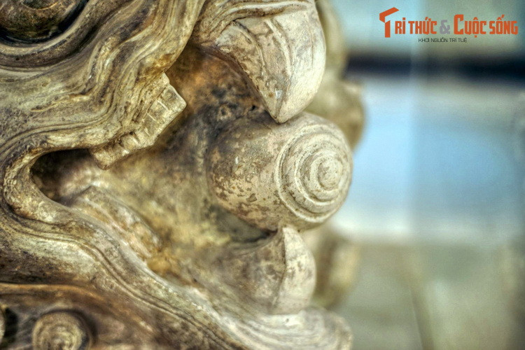 Thời Lý - Trần, Si Vẫn có râu, bờm, lưỡi được tạo hình chi tiết và không có thân hay đuôi, miệng không há to dữ dằn như ở Trung Hoa mà luôn ngậm một viên hỏa châu, thể hiện một phong cách mỹ thuật duyên dáng, tinh tế.