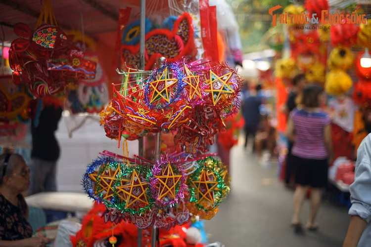 Những chiếc đèn ông sao rực rỡ, hình ảnh đặc trưng trên phố Hàng Mã vào mỗi dịp Trung thu. Hình ảnh này không xuất hiện vào Tết Trung thu 2021, khi các hoạt động thường lệ bị hạn chế để phục công tác phòng chống dịch COVID-19.