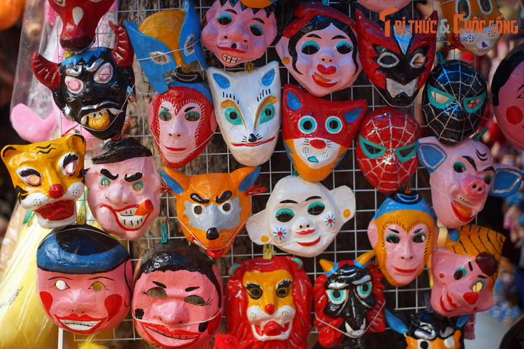 Những chiếc mặt nạ giấy bồi truyền thống, món đồ chơi Trung thu quen thuộc với trẻ em Hà Nội hàng thế kỷ qua.