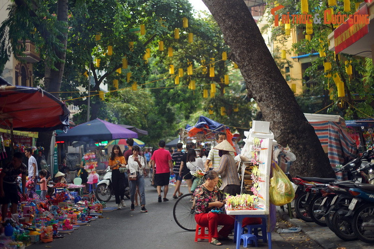 Khung cảnh tại khu chợ Trung thu ở phố Hàng Lược, chiều ngày Rằm tháng 8 âm lịch, 13/9/2019. Theo thông lệ, vào mỗi dịp Tết Trung thu ở Hà Nội, tuyến phố Hàng Mã - Hàng Lược trở thành tâm điểm thu hút mọi tầng lớp quần chúng đổ về tham quan, mua sắm.