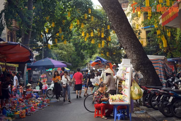 Khung cảnh tại khu chợ Trung thu ở phố Hàng Lược, chiều ngày Rằm tháng 8 âm lịch, 13/9/2019. Theo thông lệ, vào mỗi dịp Tết Trung thu ở Hà Nội, tuyến phố Hàng Mã - Hàng Lược trở thành tâm điểm thu hút mọi tầng lớp quần chúng đổ về tham quan, mua sắm.