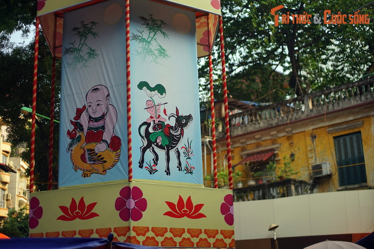 Chiếc đèn kéo quân khổng lồ ở góc Hàng Lược - Hàng Rươi.