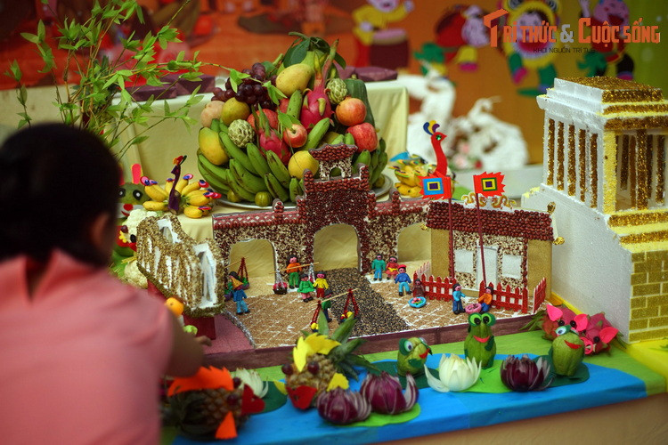 Một mâm ngũ quả độc đáo tái hiện hình ảnh lăng Bác Hồ, cửa Ô Quan Chưởng, đền Bạch Mã, cầu Long Biên...