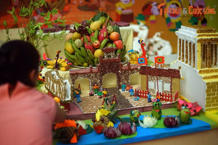 Một mâm ngũ quả độc đáo tái hiện hình ảnh lăng Bác Hồ, cửa Ô Quan Chưởng, đền Bạch Mã, cầu Long Biên...