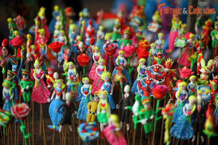 Vẻ sống động của những con tò hè nặn bằng bột gạo góp phần tạo nên vẻ đặc sắc của ngày Tết Trung thu Hà Nội.