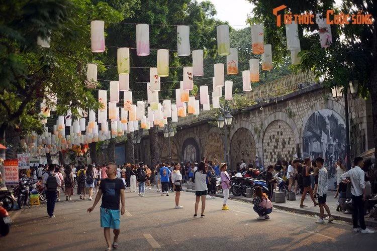 Phố bích họa Phùng Hưng được trang hoàng rực rỡ, là địa điểm "hot" dành cho giới trẻ thủ đô vào dịp Tết Trung thu.