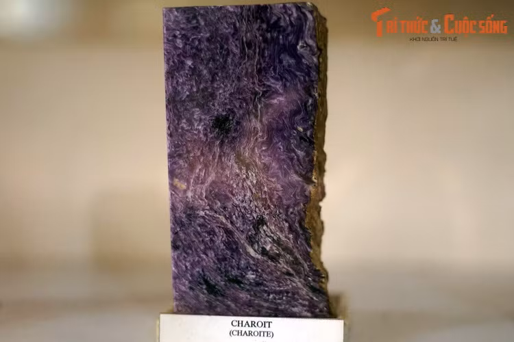 Quặng charoite thu thập ở núi Ural, Liên bang Nga. Charoite là một khoáng vật silicat quý hiếm có màu tím hấp dẫn, chỉ được tìm thấy tại một số khu vực của nước Nga, chưa từng được ghi nhận ở các quốc gia khác.