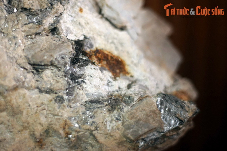 Đá Pegmatite - đá mácma xâm nhập có hạt rất thô bao gồm các hạt khoáng vật cài vào nhau - thu thập ở Hội An, Quảng Nam.