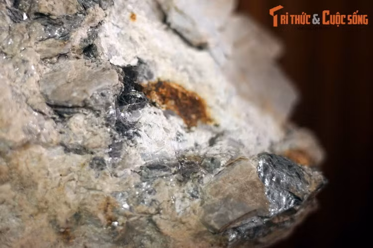 Đá Pegmatite - đá mácma xâm nhập có hạt rất thô bao gồm các hạt khoáng vật cài vào nhau - thu thập ở Hội An, Quảng Nam.