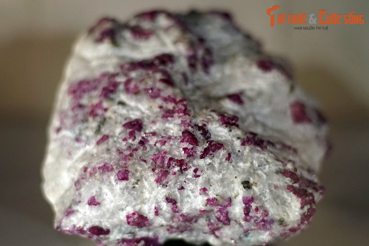 Mẫu đá hoa chứa hồng ngọc, thu thập ở Lục yên, Yên Bái. Hồng ngọc là dạng màu đỏ của khoáng vật corundum, là một trong những loại đá quý có giá trị cao nhất.