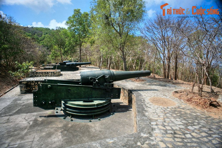 Nơi đây có 6 khẩu trọng pháo do Pháp chế tạo từ năm 1872-1876, được đặt trên bệ, bố trí theo hình vòng cung, mỗi khẩu cách nhau khoảng 17,5 mét.