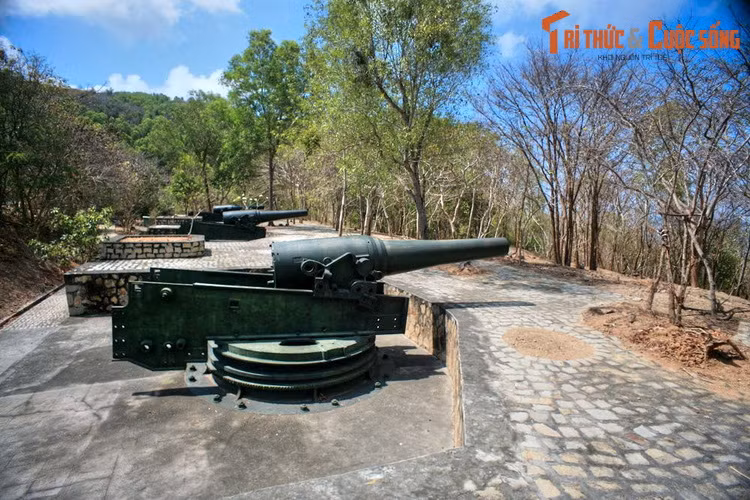 Nơi đây có 6 khẩu trọng pháo do Pháp chế tạo từ năm 1872-1876, được đặt trên bệ, bố trí theo hình vòng cung, mỗi khẩu cách nhau khoảng 17,5 mét.