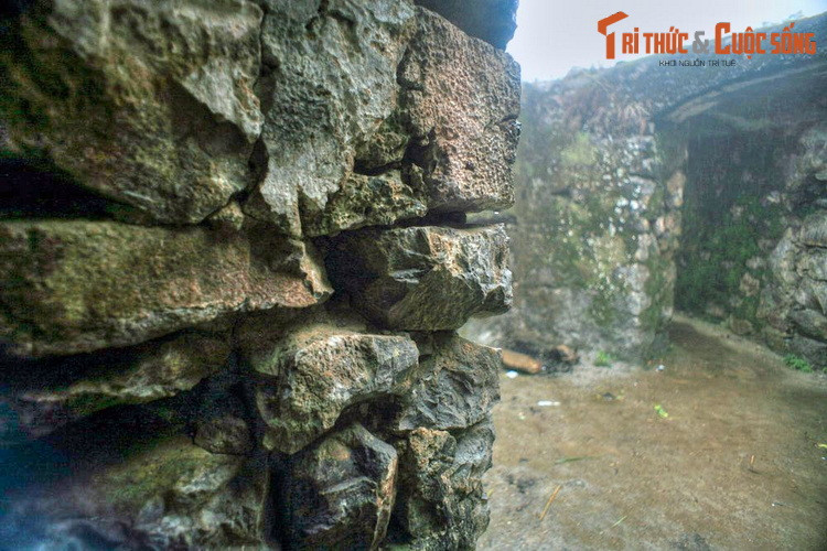 Phía dưới đồn, nơi giáp với vách đá dựng đứng có một khu nhà nhỏ dùng làm nơi ăn uống và kéo đồ từ chân núi lên bằng ròng rọc. Theo thời gian, Đồn Cao đã bị đổ nát nhiều dưới tác động của thời tiết khắc nghiệt.