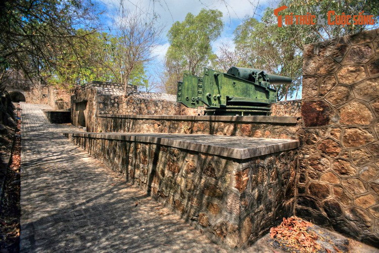 Pháo đài được khởi công năm 1885 và kéo dài trong vòng 15 năm mới hoàn thành với diện tích trên 1 ha, ở độ cao 100 mét so với mực nước biển, có quy mô, độ kiên cố và hiện đại bậc nhất Đông Dương thời đó.