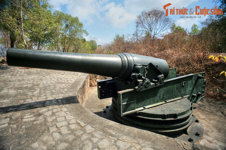 Các khẩu pháo được đặt trên mâm pháo có thể quay 360 độ và nâng hay hạ tầm bắn nhờ vào hệ thống đĩa có răng cưa gắn với bệ pháo.