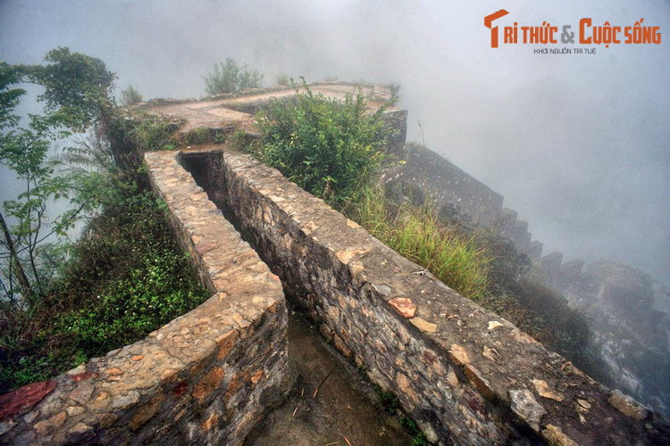 Các bức tường ở đồn dày trung bình 80 cm, trên tường có nhiều lỗ châu mai. Hai góc phía Nam của pháo đài có 2 lô cốt với tầm bao quát rất rộng.