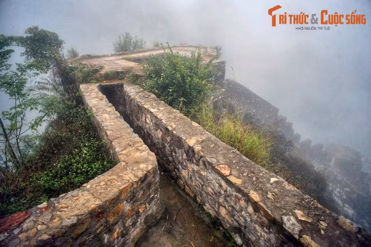 Các bức tường ở đồn dày trung bình 80 cm, trên tường có nhiều lỗ châu mai. Hai góc phía Nam của pháo đài có 2 lô cốt với tầm bao quát rất rộng.