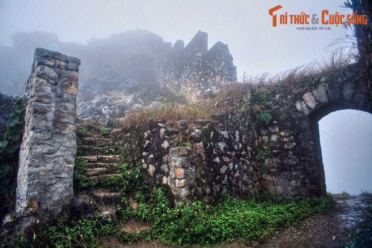 2. Nằm trên đỉnh núi Đồn Cao (còn gọi là đỉnh Đá Pháp) thuộc địa phận tổ 4 thị trấn Đồng Văn, huyện Đồng Văn, tỉnh Hà Giang, pháo đài Đồn Cao là một công trình quân sự cổ còn được bảo tồn khá tốt ở khu vực miền núi phía Bắc Việt Nam.