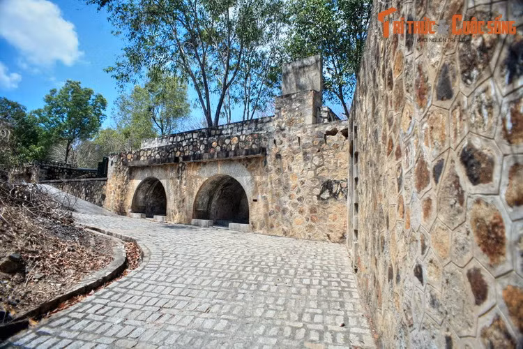 1. Pháo đài cổ Núi Lớn là một trận địa pháo quy mô lớn được xây dựng ở Đông Dương thời Pháp thuộc. Ngày nay công trình này nằm bên một con đường quanh co ở lưng chừng núi Lớn của TP Vũng Tàu.