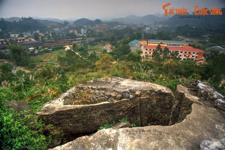 Pháo đài được thiết kế phức tạp với nhiều tầng, phần nổi là những cụm lô cốt kiên cố với lỗ châu mai nhô lên trên đỉnh đồi, trong khi phần chìm là một hệ thống tầng hầm gồm nhiều phòng chức năng như phòng họp, phòng ngủ, nhà bếp, nhà kho...