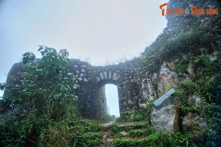 Pháo đài này được xây dựng vào khoảng năm 1925 trên đỉnh núi đá có độ cao khoảng 1200 mét so với mực nước biển bằng các vật liệu địa phương. Công trình gồm hai tầng, gồm tầng hầm rộng có nhiều ngách, tầng nổi có một sân rộng và nhiều điểm nghỉ.