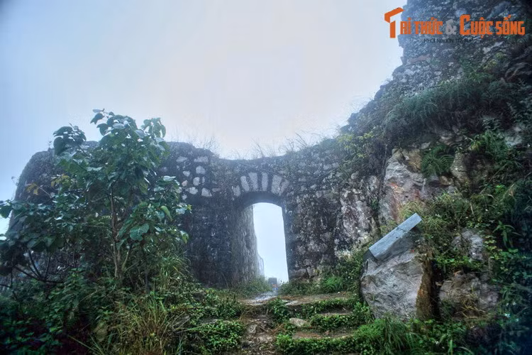 Pháo đài này được xây dựng vào khoảng năm 1925 trên đỉnh núi đá có độ cao khoảng 1200 mét so với mực nước biển bằng các vật liệu địa phương. Công trình gồm hai tầng, gồm tầng hầm rộng có nhiều ngách, tầng nổi có một sân rộng và nhiều điểm nghỉ.