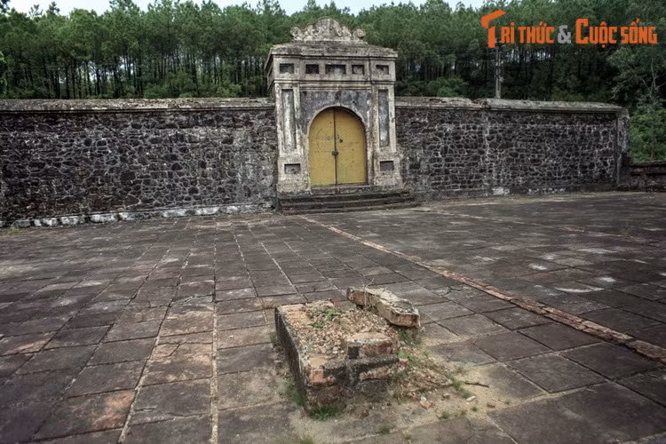 Khi chúa Nguyễn qua đời, do muốn thâu tóm quyền lực, quyền thần Trương Phúc Loan đã giả mạo di chiếu, lập Nguyễn Phúc Thuần mới 12 tuổi lên ngôi và bắt giam Nguyễn Phúc Luân. Sau khi được thả về nhà ông buồn rầu sinh bệnh mà mất ở Phú Xuân (Huế).