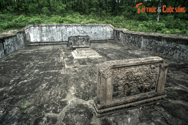 Sau khi quân Tây Sơn chiếm Phú Xuân năm 1790, tướng Nguyễn Văn Ngữ đã sai người đào mồ Nguyễn Phúc Luân, lấy xương cốt vứt xuống dòng sông Hương gần đó.