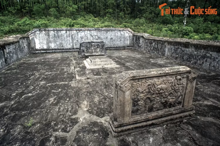 Sau khi quân Tây Sơn chiếm Phú Xuân năm 1790, tướng Nguyễn Văn Ngữ đã sai người đào mồ Nguyễn Phúc Luân, lấy xương cốt vứt xuống dòng sông Hương gần đó.