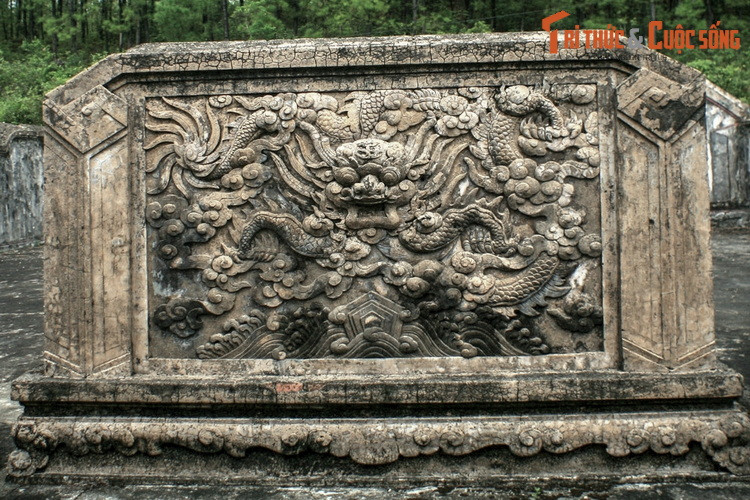 Khi sọ được đào lên theo chỉ dẫn của người ngư dân, vua chích máu ở tay mình và nhỏ vào sọ. Máu không sượt ra mà thấm vào xương sọ. Theo quan niệm dân gian, đây là cách để xác minh mối liên hệ máu mủ giữa hai người.