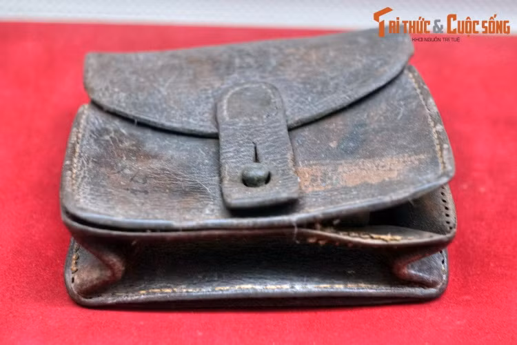 Bao đạn, anh Nguyễn Văn Thụ dùng đựng đạn trong cuộc khởi nghĩa Bắc Sơn, tháng 9/1940. Trong phong trào cách mạng này, Đảng Cộng sản Đông Dương đã lãnh đạo người dân nổi dậy tước khí giới của tàn quân Pháp, thành lập chính quyền cách mạng. (Hiện vật của Bảo tàng lịch sử Quốc gia).