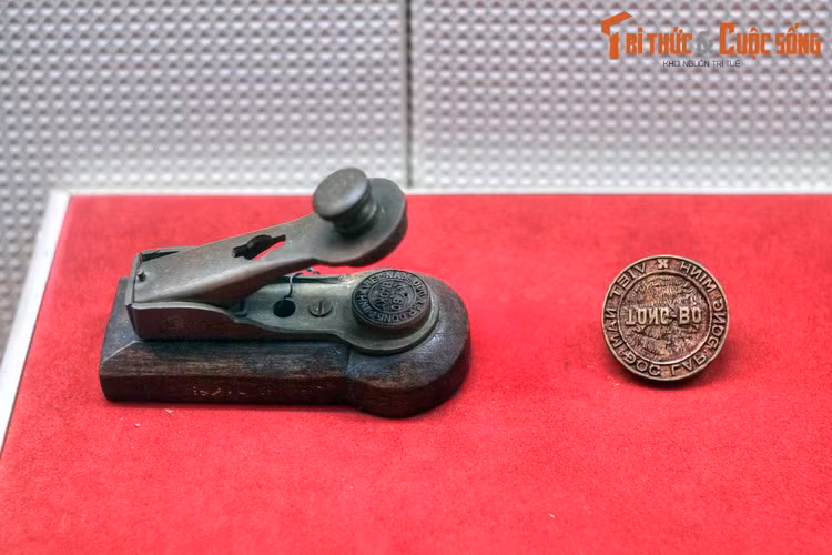 Con dấu của Kỳ bộ Việt Minh Bắc Kỳ và con dấu của Tổng bộ Việt Minh dùng trong những năm 1941-1945.