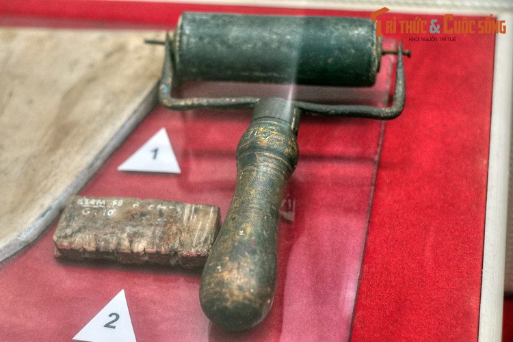 Ru-lô dùng in báo "Việt Nam Độc lập" - tờ báo đầu tiên của Mặt trận Việt Minh - ở khu rừng Pia, xã Xuân Hòa, huyện Hà Quảng Tỉnh Cao Bằng năm 1941 và con dấu dùng để đóng trên tờ báo này.