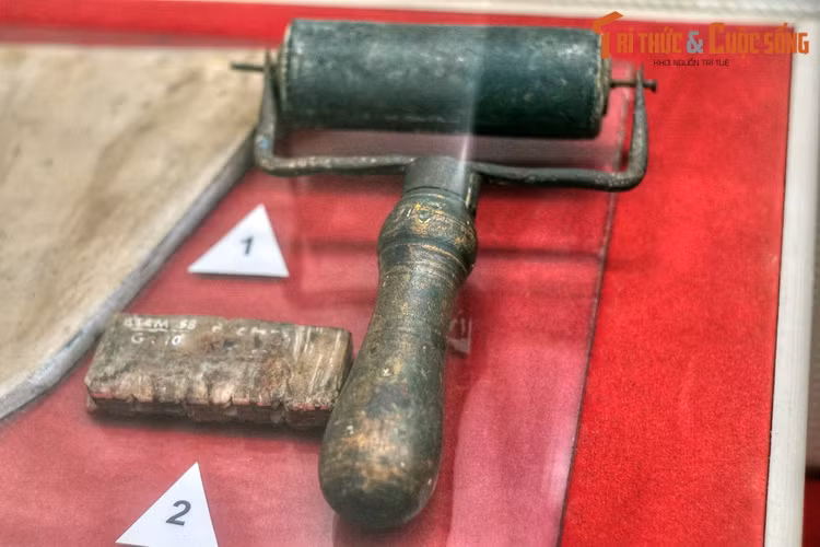 Ru-lô dùng in báo "Việt Nam Độc lập" - tờ báo đầu tiên của Mặt trận Việt Minh - ở khu rừng Pia, xã Xuân Hòa, huyện Hà Quảng Tỉnh Cao Bằng năm 1941 và con dấu dùng để đóng trên tờ báo này.