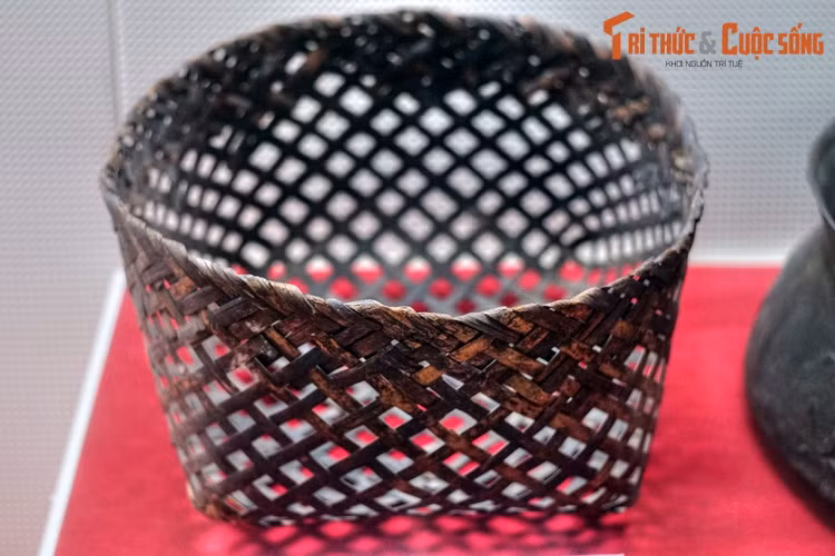 Sọt của bà Hoàng Thị Tám ở xã Lam Sơn huyện Hòa An, tỉnh Cao Bằng dùng mang cơm cho đồng chí Phạm Văn Đồng khi hoạt động bí mật ở địa phương, năm 1942.