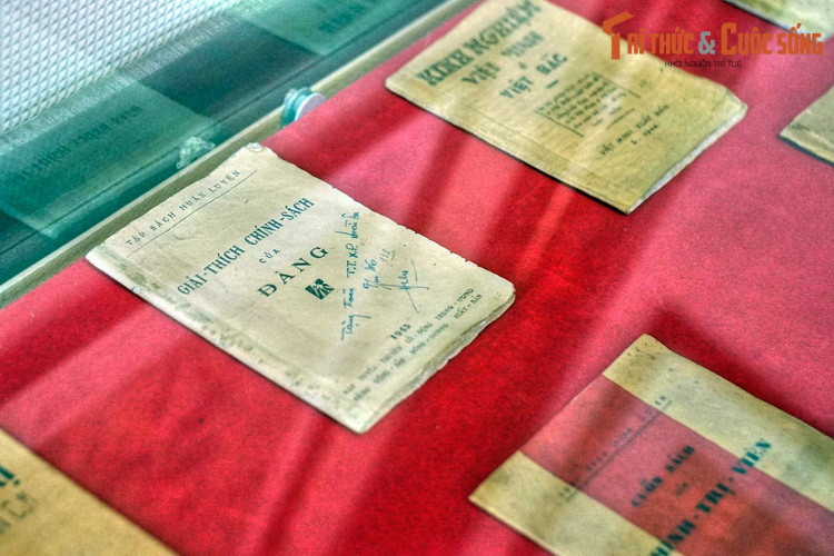 Một số sách do Ban Tuyên truyền cổ động Trung ương Đảng Cộng sản Đông Dương và mặt trận Việt Minh xuất bản, năm 1944-1945.