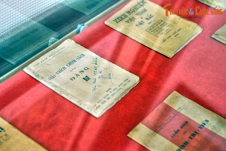 Một số sách do Ban Tuyên truyền cổ động Trung ương Đảng Cộng sản Đông Dương và mặt trận Việt Minh xuất bản, năm 1944-1945.