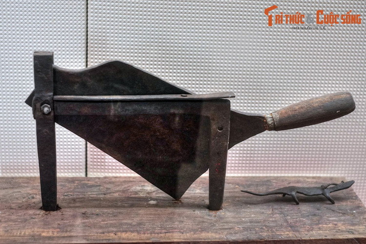 Dao cầu, bà Lan dùng để cắt thuốc cho các đồng chí Trường Chinh và Hoàng Văn Thụ uống trong lúc ốm ở chiến khu.