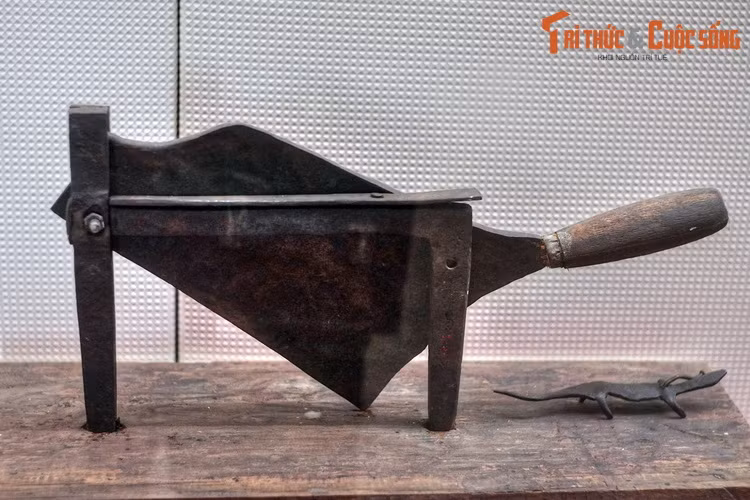 Dao cầu, bà Lan dùng để cắt thuốc cho các đồng chí Trường Chinh và Hoàng Văn Thụ uống trong lúc ốm ở chiến khu.