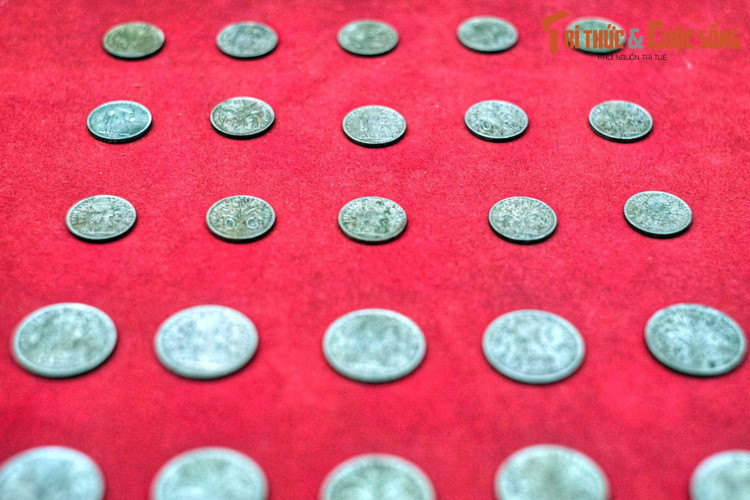 Tiền xu nhân dân đóng góp cho Việt Minh để mua sắm vũ khí chuẩn bị cho Tổng khởi nghĩa, năm 1945.