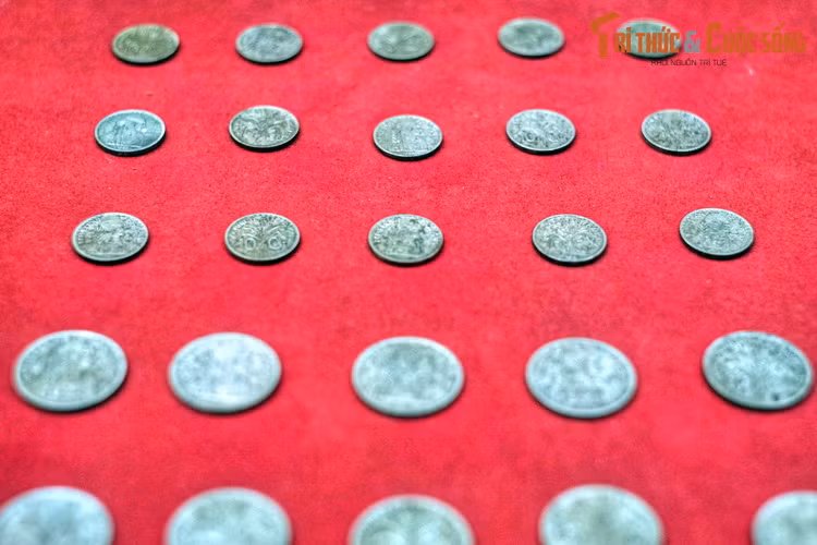 Tiền xu nhân dân đóng góp cho Việt Minh để mua sắm vũ khí chuẩn bị cho Tổng khởi nghĩa, năm 1945.