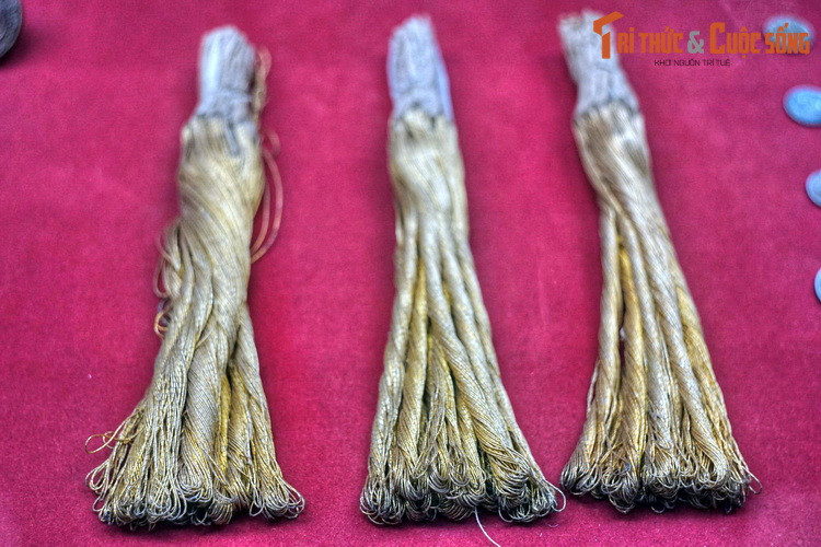 Chỉ kim tuyến, phụ nữ Hà Nội dùng thêu cờ đỏ sao vàng chuẩn bị cho ngày Tổng khởi nghĩa, năm 1945.