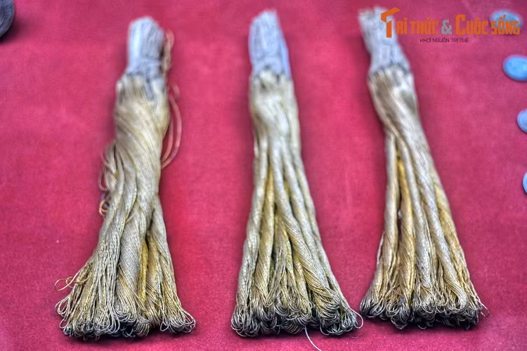 Chỉ kim tuyến, phụ nữ Hà Nội dùng thêu cờ đỏ sao vàng chuẩn bị cho ngày Tổng khởi nghĩa, năm 1945.