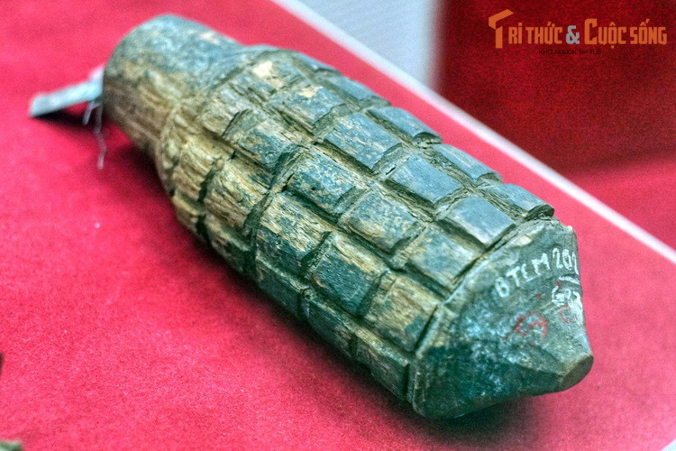 Lựu đạn giả, du kích huyện Bắc Sơn, tỉnh Lạng Sơn tự tạo để nghi binh đánh địch, năm 1940.