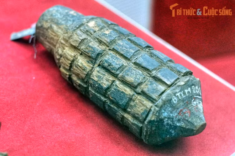 Lựu đạn giả, du kích huyện Bắc Sơn, tỉnh Lạng Sơn tự tạo để nghi binh đánh địch, năm 1940.