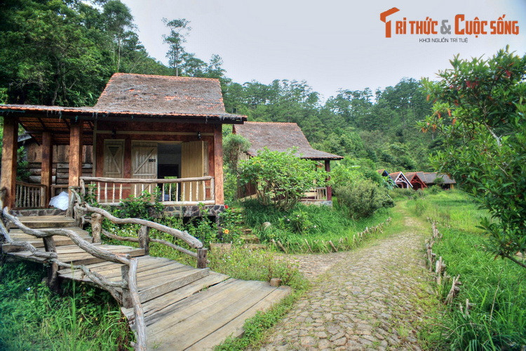 Dù nỗ lực của chàng không thành công, cô gái đã nảy sinh tình cảm và bỏ nhà theo chàng lên rừng núi cùng sống trong không gian thơ mộng giữa núi rừng suốt cuộc đời còn lại. Ngôi làng chàng trai từng sống được gọi là làng Cù Lần.