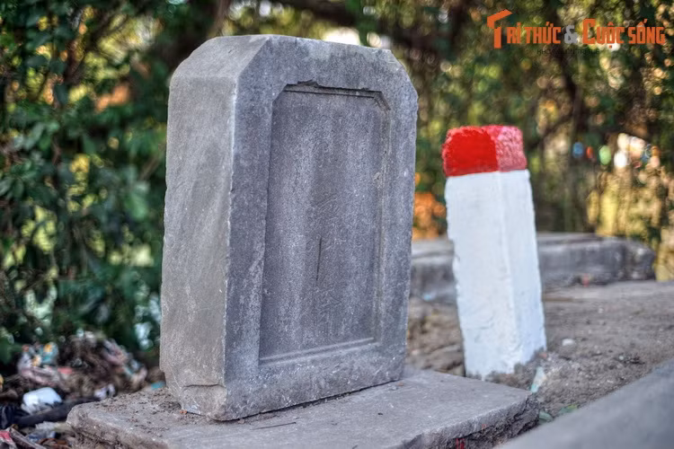 Đầu nguồn sông Kẻ Vạn còn lưu giữ tấm bia “Lợi Tế kiều”, ghi lại việc cầu Lợi Tế (ở vị trí cầu Kim Long ngày nay) được xây dựng vào thời vua Minh Mạng.