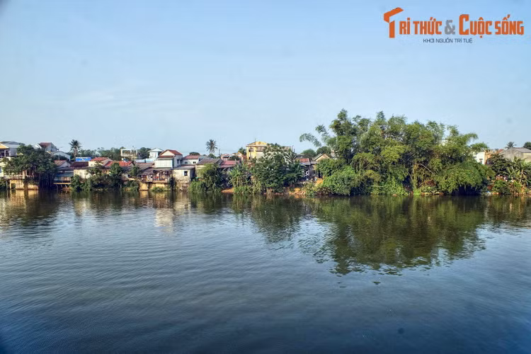 Những gì còn lại chỉ là dòng nước thanh bình chảy qua những chòm xóm mộc mạc thấp thoáng sau lùm cây xanh.